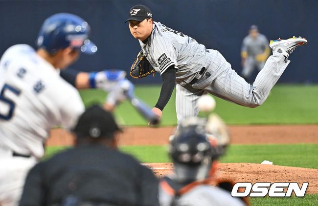 [OSEN=창원, 이석우 기자] 17일 창원 NC파크에서 2024 신한 SOL 뱅크 KBO 리그 NC 다이노스와 한화 이글스의 경기가 열렸다. 2연패에 빠진 NC는 토종 에이스 신민혁이 마운드에 오르고 한화는 전날 3연패를 탈출하며 류현진에 쏠린 부담을 덜었고 류현진은 첫 번째 도전 만에 100승까지 달성할 수 있을지 주목된다.한화 이글스 선발투수 류현진이 1회말 NC 다이노스 서호철과 대결을 펼치고 있다. 2024.04.17 / foto0307@osen.co.kr