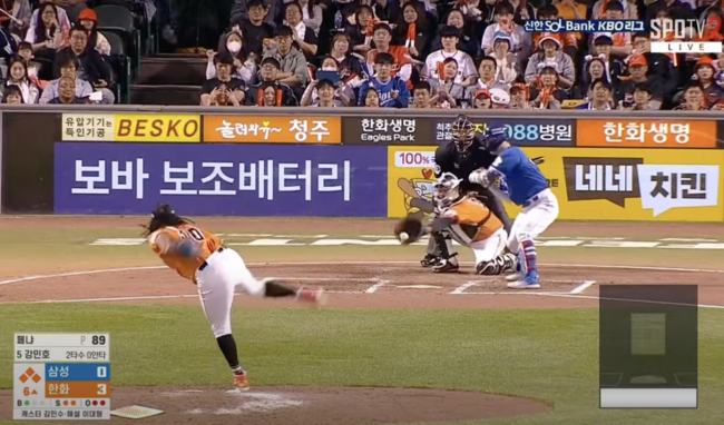 19일 대전 삼성-한화전 6회초 2사 만루에서 삼성 강민호가 한화 페냐의 반대 투구가 ABS존을 통과하면서 루킹 삼진을 당하고 있다. /TVING 캡처