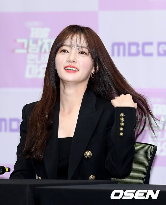 [OSEN=조은정 기자] 10일 오후 서울 마포구 상암 MBC 골든마우스홀에서 MBC에브리원 드라마 '제발 그 남자 만나지 마요' 제작발표회가 열렸다.배우 송하윤이 질의응답 시간을 갖고 있다. /cej@osen.co.kr