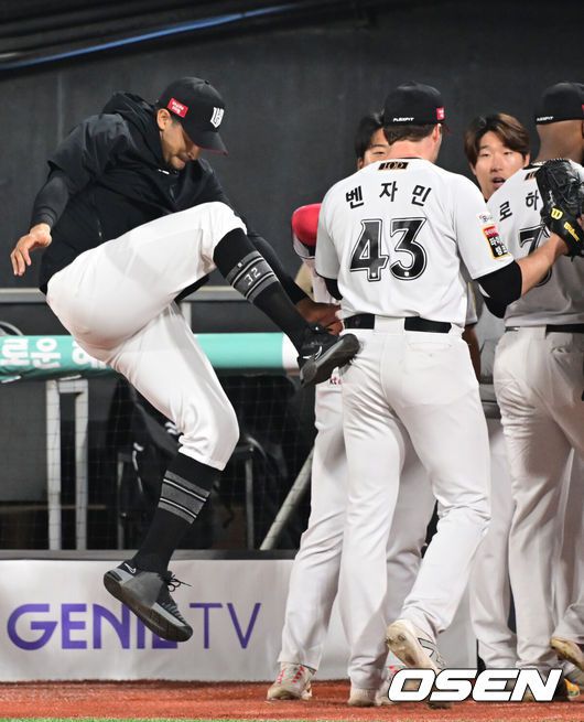 [OSEN=수원, 김성락 기자] 24일 오후 경기도 수원 KT위즈파크에서 ‘2024 신한 SOL Bank KBO리그’ KT 위즈와 한화 이글스의 경기가 열렸다.이날 홈팀 KT는 선발투수로 벤자민, 원정팀 한화는 류현진을 내세웠다. 류현진은 이번 KT와의 맞대결에서 개인 통산 100승에 재도전한다. 8회초 종료 후 KT 쿠에바스와 벤자민이 기쁨을 나누고 있다. 2024.04.24 / ksl0919@osen.co.kr