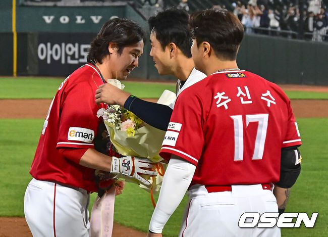 [OSEN=부산, 이석우 기자] 24일 부산 사직구장에서 2024 신한 SOL 뱅크 KBO 리그 롯데 자이언츠와 SSG 랜더스의 경기가 열렸다. 4연승을 노리는 롯데는 선발로 이인복이 3연패 탈출을 노리는 SSG는 로버트 더거를 선발로 내세웠다.SSG 랜더스 최정이 5회초 2사 좌월 솔로 홈런을 치고 롯데 자이언츠 전준우에게 축하 꽃다발을 받고 있다. 2024.04.24 / foto0307@osen.co.kr