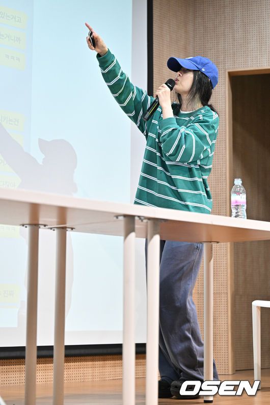 [OSEN=조은정 기자]하이브 산하 레이블 어도어의 대표 민희진이 25일 오후 서울 서초구 한국컨퍼런스센터에서 경영원 탈취 시도 의혹 관련 긴급기자회견을 열었다.앞서 하이브는 민희진 대표가 뉴진스를 데리고 본사로부터 독립하려 한다는 제보를 받아 관련 증거 수집에 나섰다.하이브는 A 씨 등 어도어 경영진이 대외비인 계약서를 유출하고, 하이브가 보유하고 있는 어도어 주식을 팔도록 유도했다는 정황을 포착해 감사권을 발동했으며A 씨가 하이브 내부 정보를 어도어에 넘긴 것으로도 파악했다. 이와 관련,민희진 대표는 공식입장을 통해 '아일릿의 뉴진스 카피 사태'에 문제를 제기하자 하이브로부터 해임 통보를 받은 것이라고 반박했다.민희진 대표가 입장을 발표하고 있다. 2024.04.25 /cej@osen.co.kr