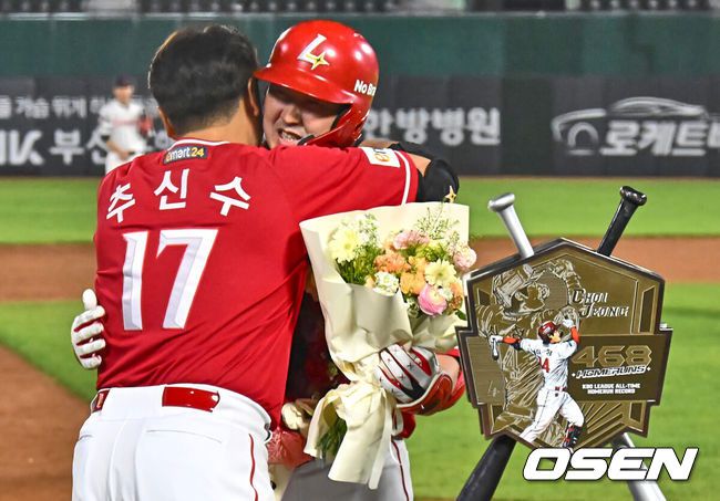 [OSEN=부산, 이석우 기자] 24일 부산 사직구장에서 2024 신한 SOL 뱅크 KBO 리그 롯데 자이언츠와 SSG 랜더스의 경기가 열렸다. 4연승을 노리는 롯데는 선발로 이인복이 3연패 탈출을 노리는 SSG는 로버트 더거를 선발로 내세웠다.SSG 랜더스 최정이 5회초 2사 좌월 솔로 홈런을 치고 추신수에게 축하 꽃다발을 받고 있다. 2024.04.24 / foto0307@osen.co.kr