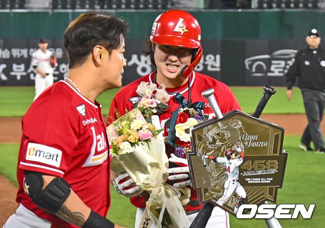 [OSEN=부산, 이석우 기자] 24일 부산 사직구장에서 2024 신한 SOL 뱅크 KBO 리그 롯데 자이언츠와 SSG 랜더스의 경기가 열렸다. 4연승을 노리는 롯데는 선발로 이인복이 3연패 탈출을 노리는 SSG는 로버트 더거를 선발로 내세웠다.SSG 랜더스 최정이 5회초 2사 좌월 솔로 홈런을 치고 추신수에게 축하 꽃다발을 받고 있다. 2024.04.24 / foto0307@osen.co.kr