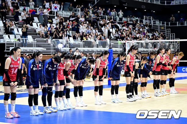 [OSEN=수원, 최규한 기자] 세자르호가 도미니카공화국을 상대로도 반전을 이뤄내지 못했다.세자르 에르난데스 감독이 이끄는 한국 여자배구대표팀은 29일 수원 서수원칠보체육관에서 열린 도미니카공화국과의 VNL(발리볼네이션스리그) 3주차 두 번째 경기서 세트 스코어 0-3(18-25, 18-25, 16-25)으로 패했다.한국의 마지막 VNL 승리는 2021년 7월 14일 폴란드전이다. 이후 지난해 12전 전패를 비롯해 25경기 연속 승리에 실패했다. 반면 손쉬운 셧아웃 승리를 거둔 도미니카공화국은 4승 6패가 됐다.경기를 마치고 한국 선수들이 팬들에게 인사하고 있다. 2023.06.29 / dreamer@osen.co.kr