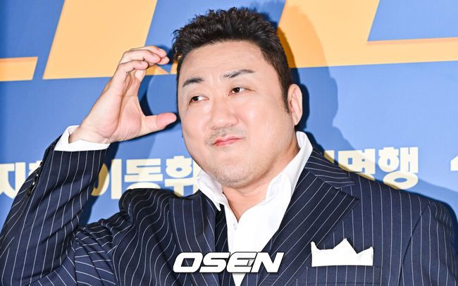 [OSEN=박준형 기자] 15일 오후 서울 코엑스 메가박스에서 영화 ‘범죄도시4‘(감독 허명행) 언론시사회가 진행됐다.'범죄도시4'는 괴물형사 마석도(마동석)가 대규모 온라인 불법 도박 조직을 움직이는 특수부대 용병 출신의 빌런 백창기(김무열)와 IT 업계 천재 CEO 장동철(이동휘)에 맞서 다시 돌아온 장이수(박지환), 광수대·사이버팀과 함께 펼치는 범죄 소탕 작전을 그린 영화.배우 박지환이 포즈를 취하고 있다.  2024.04.15 / soul1014@osen.co.kr