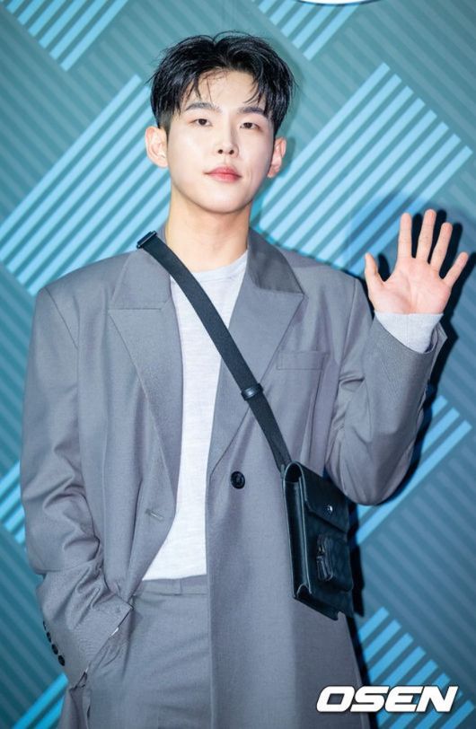 [OSEN=민경훈 기자] 31일 오후 서울 성동구 연무장길에서 명품 브랜드 팝업 포토월 행사가 열렸다.  가수 폴킴이 포토월로 이동하며 포즈를 취하고 있다. 2023.08.31 / rumi@osen.co.kr