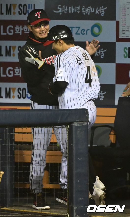 [OSEN=잠실, 김성락 기자] 26일 오후 서울 잠실야구장에서 ‘2024 신한 SOL Bank KBO리그’ LG 트윈스와 KIA 타이거즈의 경기가 열렸다.이날 홈팀 LG는 김윤식, 방문팀 KIA는 네일을선발 투수로 내세운다. 6회말 2사 1, 2루 LG 박해민의 1타점 적시타 때 1루주자 신민재가 홈으로 쇄도해 득점을 올린 뒤 더그아웃에서 염경엽 감독과 기쁨을 나누고 있다. 2024.04.26 / ksl0919@osen.co.kr