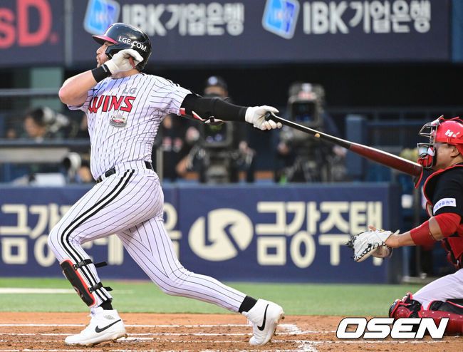 [OSEN=잠실 김성락 기자] 26일 오후 서울 잠실야구장에서 ‘2024 신한 SOL Bank KBO리그’ LG 트윈스와 KIA 타이거즈의 경기가 열렸다.이날 홈팀 LG는 김윤식, 방문팀 KIA는 네일을선발 투수로 내세운다.1회말 2사 2루 LG 오스틴이 선취 1타점 적시타를 날리고 있다. 2024.04.26 / ksl0919@osen.co.kr