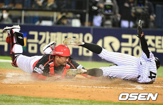 [OSEN=잠실, 김성락 기자] 26일 오후 서울 잠실야구장에서 ‘2024 신한 SOL Bank KBO리그’ LG 트윈스와 KIA 타이거즈의 경기가 열렸다.이날 홈팀 LG는 김윤식, 방문팀 KIA는 네일을선발 투수로 내세운다.6회말 2사 1, 2루 LG 박해민의 1타점 적시타 때 1루주자 신민재가 홈으로 쇄도해 득점을 올리고 있다. 2024.04.26 / ksl0919@osen.co.kr