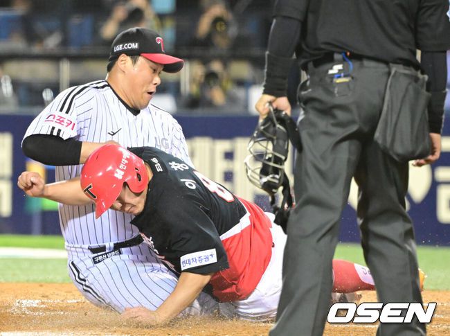 [OSEN=잠실, 김성락 기자] 26일 오후 서울 잠실야구장에서 ‘2024 신한 SOL Bank KBO리그’ LG 트윈스와 KIA 타이거즈의 경기가 열렸다.이날 홈팀 LG는 김윤식, 방문팀 KIA는 네일을선발 투수로 내세운다.4회초 2사 1, 3루 LG 김대현의 폭투 때 KIA 3루주자 이창진이 홈으로 내달려 득점을 올리고 있다. 2024.04.26 / ksl0919@osen.co.kr