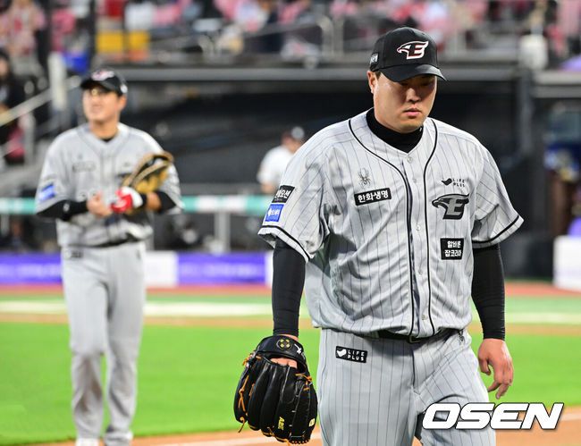 [OSEN=수원, 김성락 기자] 프로야구 KT 위즈가 한화 이글스를 꺾고 2연승을 달렸다. 한화 투수 류현진은 개인 통산 100승에 도전했으나 또 실패했다. 한화는 4연패 수렁에 빠졌다.KT는24일 수원 KT위즈파크에서 열린 2024 KBO리그 한화와 경기에서 7-1로 승리했다.3회말 종료 후 한화 류현진이 더그아웃으로 이동하고 있다.  2024.04.24 / ksl0919@osen.co.kr