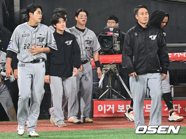 [OSEN=김성락 기자] 경기 종료 후 한화 이글스 선수들이 아쉬워하고 있다. 2024.04.25 / ksl0919@osen.co.kr