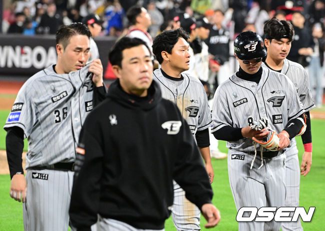 [OSEN=김성락 기자] 경기 종료 후 한화 선수들이 아쉬워하고 있다. 2024.04.24 / ksl0919@osen.co.kr