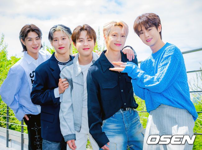 [OSEN=민경훈 기자] 보이그룹 어센트(ASC2NT: 가람·인준·제이·레온·카일)가 최근 서울 마포구 합정동에서 OSEN과 인터뷰를 가졌다.어센트는 대국남아 출신 가람, 인준, 제이와 새 멤버 레온, 카일로 구성된 완성형 5인조 그룹이다. 데뷔 앨범 'Expecting Tomorrow'는 어둠 속에서도 희망을 찾아 나아가는 용기와 어려움을 극복하는 과정을 노래하며, 듣는 이들에게도 꿈을 향한 열정과 희망의 메시지를 전한다.어센트 멤버들이 인터뷰에 앞서 포즈를 취하고 있다. 2024.04.28 /rumi@osen.co.kr