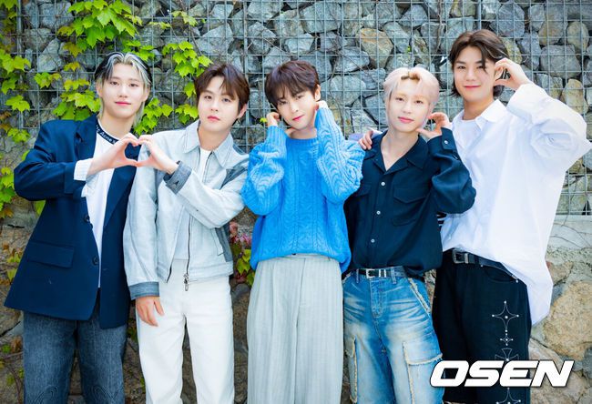 [OSEN=민경훈 기자] 보이그룹 어센트(ASC2NT: 가람·인준·제이·레온·카일)가 최근 서울 마포구 합정동에서 OSEN과 인터뷰를 가졌다.어센트는 대국남아 출신 가람, 인준, 제이와 새 멤버 레온, 카일로 구성된 완성형 5인조 그룹이다. 데뷔 앨범 'Expecting Tomorrow'는 어둠 속에서도 희망을 찾아 나아가는 용기와 어려움을 극복하는 과정을 노래하며, 듣는 이들에게도 꿈을 향한 열정과 희망의 메시지를 전한다.어센트 멤버들이 인터뷰에 앞서 포즈를 취하고 있다. 2024.04.28 /rumi@osen.co.kr