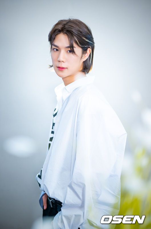 [OSEN=민경훈 기자] 보이그룹 어센트(ASC2NT: 가람·인준·제이·레온·카일)가 최근 서울 마포구 합정동에서 OSEN과 인터뷰를 가졌다.어센트는 대국남아 출신 가람, 인준, 제이와 새 멤버 레온, 카일로 구성된 완성형 5인조 그룹이다. 데뷔 앨범 'Expecting Tomorrow'는 어둠 속에서도 희망을 찾아 나아가는 용기와 어려움을 극복하는 과정을 노래하며, 듣는 이들에게도 꿈을 향한 열정과 희망의 메시지를 전한다.어센트 레온이 인터뷰에 앞서 포즈를 취하고 있다. 2024.04.28 /rumi@osen.co.kr