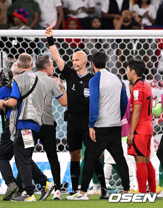 [OSEN=알 라이얀(카타르), 박준형 기자] 파울루 벤투 감독이 이끄는 축구대표팀은 28일(이하 한국시간) 카타르 알 라이얀의에듀케이션 시티 스타디움에서 카타르 월드컵 H조 조별리그 2차전 가나와 맞대결을 펼쳐서 난타전 끝에 2-3으로 패했다.앞선 우루과이 상대로 0-0 무승부에 그친 한국은 잡아야 했던 가나 상대로 패배하면서 1무 1패로 조별리그 최하위로 떨어졌다. 한국은 3차전서 포르투갈과 맞붙는다.경기를 마치고 테일러 주심이 대한민국 벤투 감독에게 레드카드 퇴장을 명하고 있다. 2022.11.28  / soul1014@osen.co.kr