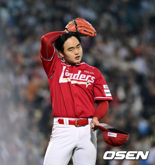 [OSEN=대전, 최규한 기자] 30일 오후 대전 한화생명이글스파크에서 ‘2024 신한 SOL Bank KBO리그’ 한화 이글스와 SSG 랜더스의 경기가 열린다.이날 홈팀 한화는 KBO리그 통산 100승에 도전하는 류현진을, 방문팀 SSG은 이기순을 선발로 내세운다.3회말 2사 만루 상황 SSG 선발 이기순이 모자를 고쳐쓰고 있다. 2024.04.30 / dreamer@osen.co.kr