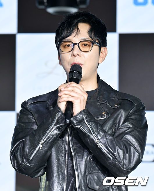 [OSEN=조은정 기자]제아애프터(ZE:After, 제국의아이들 문준영)의 디지털싱글 발표 기념 쇼케이스가 30일 서울 마포구 한 복합문화공간에서 열렸다. 문준영은 2010년 스타제국에서 9인조 보이그룹 ‘제국의 아이들’로 데뷔했으며 2017년 결별 후 공연기획자와 DJ 등 솔로 활동을 했다.문준영이 싱글 곡들을 소개하고 있다. 2024.04.30 /cej@osen.co.kr