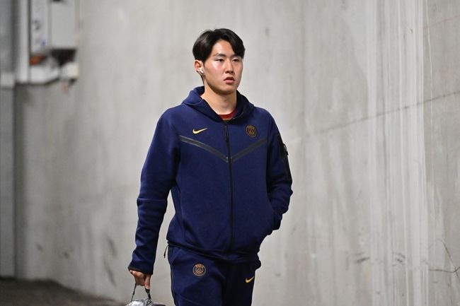 [사진] 이강인이 후반전 45분만 뛰고도 리그 1 31라운드 이주의 팀에 이름을 올렸다. 그는르아브르전에서후반 추가시간 5분 택배 크로스로 곤살로 하무스의 극장 동점골을 어시스트하며 팀을 패배에서 건져냈다. 승점 1점을 추가한 PSG는 2위 AS 모나코가 미끄러진 덕분에 리그 조기 우승까지 확정 지었다.