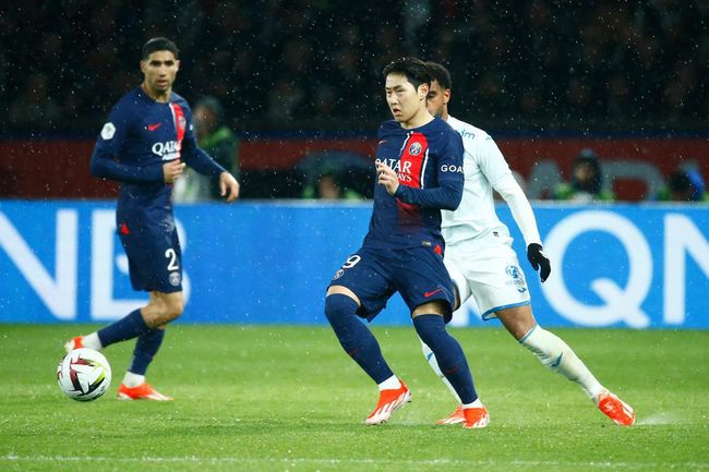 [사진] 이강인이 후반전 45분만 뛰고도 리그 1 31라운드 이주의 팀에 이름을 올렸다. 그는르아브르전에서후반 추가시간 5분 택배 크로스로 곤살로 하무스의 극장 동점골을 어시스트하며 팀을 패배에서 건져냈다. 승점 1점을 추가한 PSG는 2위 AS 모나코가 미끄러진 덕분에 리그 조기 우승까지 확정 지었다.