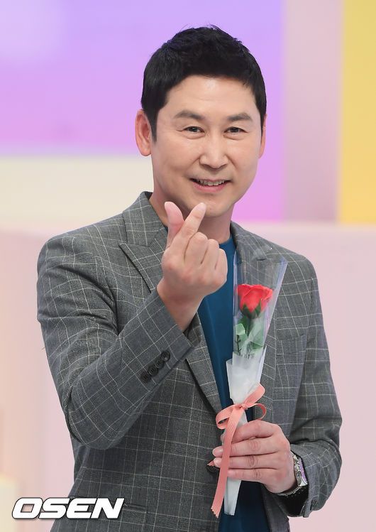 [OSEN=인천, 민경훈 기자]방송인 강호동이 레드카펫을 밟으며 포즈를 취하고 있다. 2022.07.19 / rumi@osen.co.kr