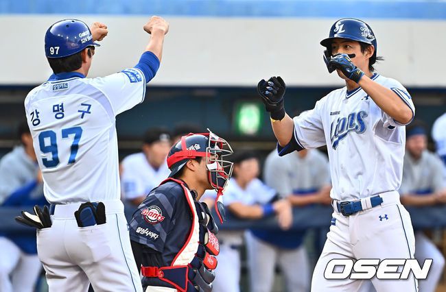 [OSEN=대구, 이석우 기자]삼성 라이온즈 구자욱이 1회말 2사 좌월 솔로 홈런을 치고 세리머니를 하고 있다. 2024.05.04 / foto0307@osen.co.kr