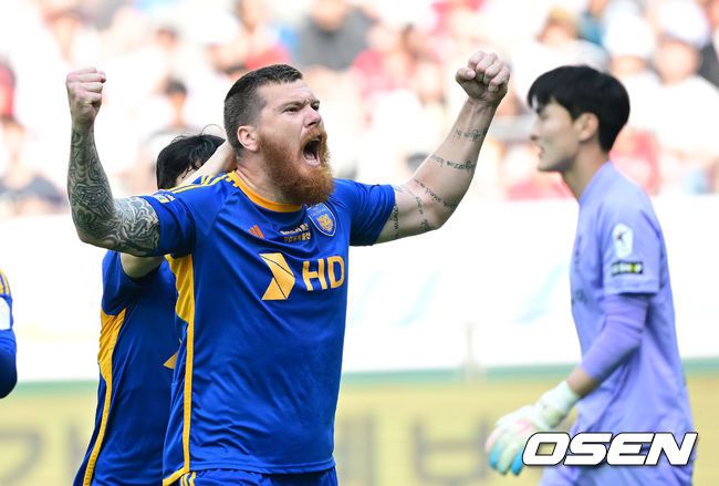 [OSEN=서울월드컵경기장, 최규한 기자] 4일 오후 서울 성산동 서울월드컵경기장에서 ‘하나은행 K리그12024’ FC서울과 울산 현대의 경기가 열렸다.홈팀 서울은 승점 12(3승 3무 4패)로 7위에 올라있고, 방문팀 울산은 승점 20(6승 2무 1패)으로 2위를 마크하고 있다.후반 울산 마틴 아담이 페널티킥 선제골을 성공시킨 뒤 환호하고 있다. 2024.05.04 / dreamer@osen.co.kr