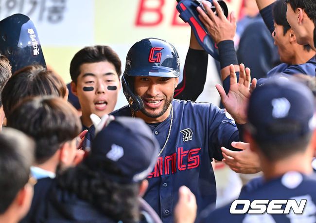 [OSEN=대구, 이석우 기자]롯데 자이언츠 레이예스와 고승민이 7회초 1사 1,3루 전준우의 우익수 오른쪽 추가 적시 2루타와 실책 때 득점을 올리고 하이파이브를 하고 있다. 2024.05.04 / foto0307@osen.co.kr