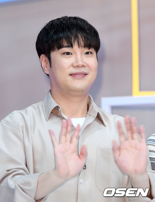 [OSEN=이대선 기자]방송인 유재환이 포토타임을 갖고 있다. /sunday@osen.co.kr