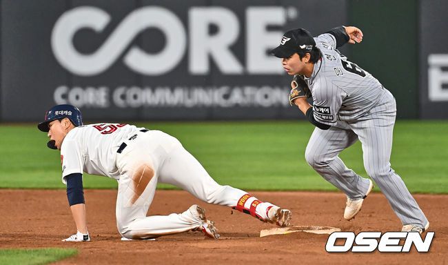 [OSEN=부산, 이석우 기자]롯데 자이언츠 박승욱이 5회말 1사 1루 중견수 오른쪽 안타를 치고 실책때 2루까지 진루 세이프되고 있다. 2024.05.08 / foto0307@osen.co.kr