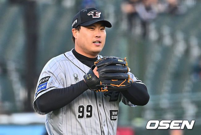 [OSEN=부산, 이석우 기자]한화 이글스 선발 투수 류현진이 1회말 무사 1,2루 롯데 자이언츠 레이예스의 투수 앞 땅볼을 놓쳤다 잡고 병살 처리를 못하고 아쉬워하고 있다. 2024.05.08 / foto0307@osen.co.kr