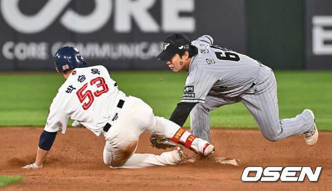 [OSEN=부산, 이석우 기자] 롯데 자이언츠 박승욱이 5회말 1사 1루 중견수 오른쪽 안타를 치고 상대 포구 실책 때 2루까지 진루 세이프되고 있다. 2024.05.08 / foto0307@osen.co.kr