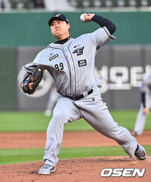 [OSEN=부산, 이석우 기자] 한화 이글스 선발 투수 류현진이 역투하고 있다. 2024.05.08 / foto0307@osen.co.kr
