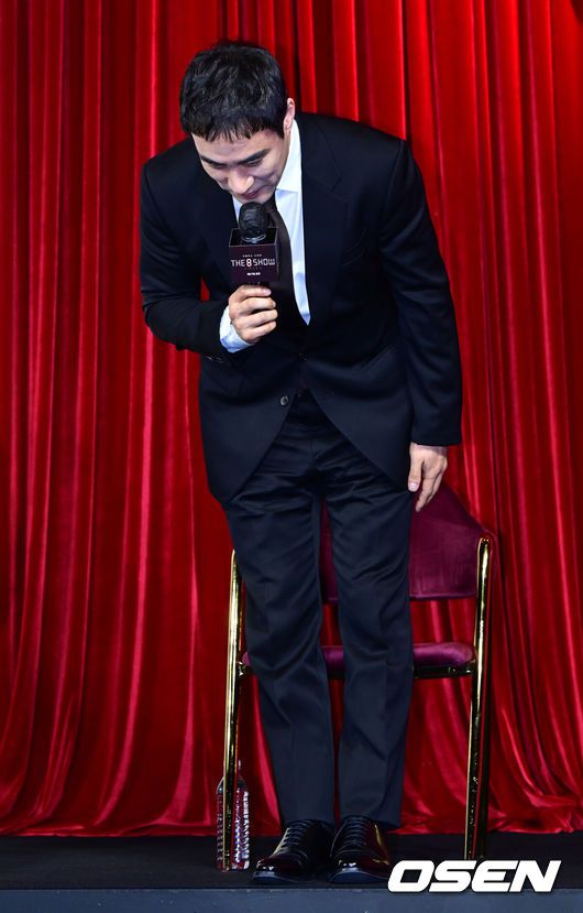 [OSEN=지형준 기자] 10일 오전 서울 중구 장충동 앰배서더 서울 풀만 호텔에서 넷플릭스 시리즈 ' The 8Show ' 제작발표회가 열렸다.'더에이트쇼'는 8명의 인물이 8층으로 나뉜 비밀스런 공간에 갇혀 ‘시간이 쌓이면 돈을 버는’ 달콤하지만 위험한쇼에 참가하면서 벌어지는 이야기를 그린 드라마다.'더 에이트 쇼'는 글로벌 누적 조회수 3억 뷰를 기록한 배진수 작가의 네이버웹툰 '머니게임'과 '파이게임' 을 각색해 한재림 감독의 감각적이고 세련된 연출과 탄탄한 스토리텔링으로 새롭게 탄생시켰다. 여기에 류준열, 천우희, 박정민, 이열음, 박해준, 이주영, 문정희, 배성우가 8명의 참가자로 변신해 8개의 층으로 나뉘어진 비밀스러운 공간에서 협력과 대립, 배신을 거듭하며 색다른 케미와 앙상블을 선보일 것을 예고했다.배성우가 음주운전 논란에 대해 사과를 하고 있다. 2024.05.10 /jpnews@osen.co.kr