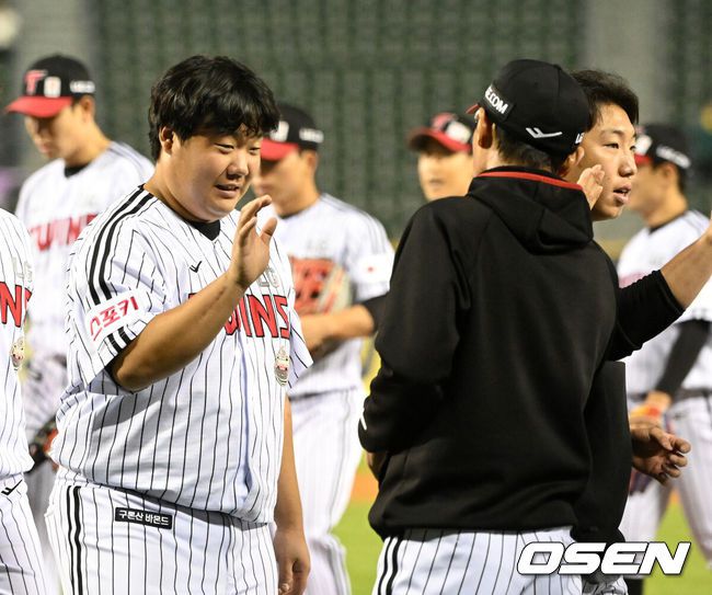 [OSEN=잠실, 이대선 기자] LG는9일 서울 잠실구장에서 열린 2024 KBO리그SSG와 경기에서 3-1로 승리했다. 0-1로 뒤진 7회 2안타 4볼넷을 묶어 3-1로 뒤집었다. 김범석이 동점 적시타, 박동원이 밀어내기 볼넷으로 결승점을 뽑았다.경기 종료 후 LG 김범석이 염경엽 감독과 승리의 기쁨을 나누고 있다. 2024.05.09 /sunday@osen.co.kr