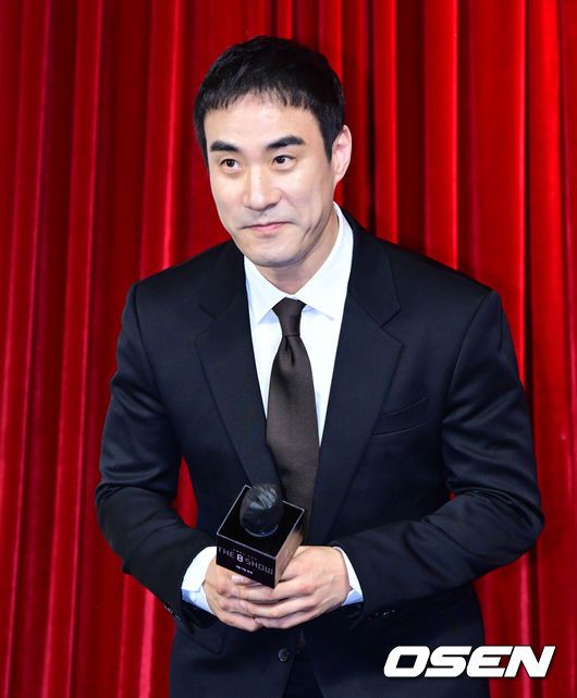 [OSEN=지형준 기자] 10일 오전 서울 중구 장충동 앰배서더 서울 풀만 호텔에서 넷플릭스 시리즈 ' The 8Show ' 제작발표회가 열렸다.'더에이트쇼'는 8명의 인물이 8층으로 나뉜 비밀스런 공간에 갇혀 ‘시간이 쌓이면 돈을 버는’ 달콤하지만 위험한쇼에 참가하면서 벌어지는 이야기를 그린 드라마다.'더 에이트 쇼'는 글로벌 누적 조회수 3억 뷰를 기록한 배진수 작가의 네이버웹툰 '머니게임'과 '파이게임' 을 각색해 한재림 감독의 감각적이고 세련된 연출과 탄탄한 스토리텔링으로 새롭게 탄생시켰다. 여기에 류준열, 천우희, 박정민, 이열음, 박해준, 이주영, 문정희, 배성우가 8명의 참가자로 변신해 8개의 층으로 나뉘어진 비밀스러운 공간에서 협력과 대립, 배신을 거듭하며 색다른 케미와 앙상블을 선보일 것을 예고했다.배성우가 간담회를 하고 있다. 2024.05.10 /jpnews@osen.co.kr