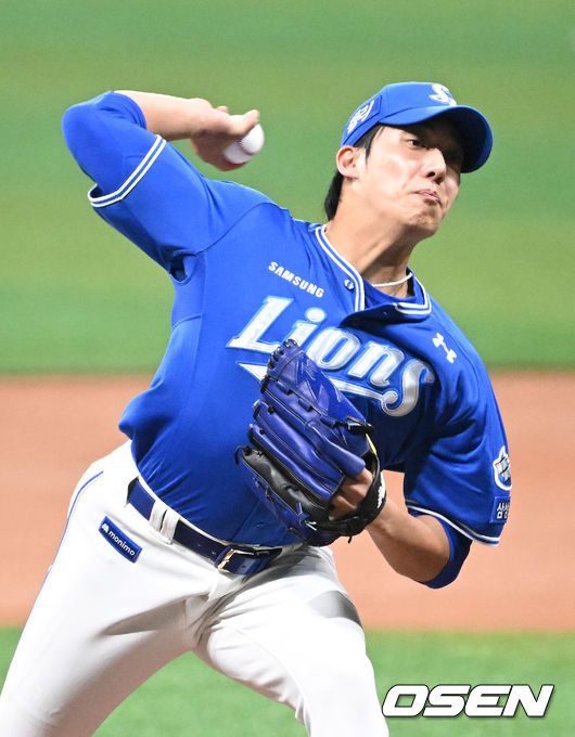 [OSEN=고척, 이대선 기자] 26일 오후 서울 고척스카이돔에서 2024 신한 SOL뱅크 KBO리그 키움 히어로즈와 삼성 라이온즈의 경기가 열렸다.삼성 ‘푸른 피의 에이스’ 원태인이 선발 출격한다. 올 시즌 5경기에 등판해 3승 1패 평균자책점 2.63을 기록 중이다.이에 맞서는 키움은 김인범을 선발 투수로 내세운다. 올 시즌 6경기에서 승패 없이 평균자책점 0.00을 기록 중이다.1회말 무사에서 삼성 선발투수 원태인이 역투하고 있다. 2024.04.26 /sunday@osen.co.kr