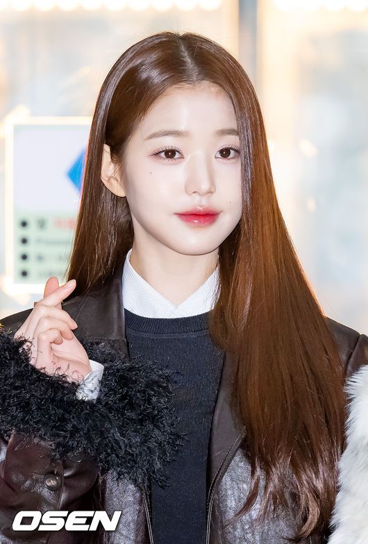 [OSEN=김포공항, 민경훈 기자] 그룹 그룹 아이브(IVE - 안유진, 가을, 레이, 장원영, 리즈, 이서)가 30일 오전 '제73회 NHK 홍백가합전' 참석 차 서울 강서구 김포국제공항을 통해 일본 도쿄로 출국했다.아이브 장원영이 출국장으로 향하며 포즈를 취하고 있다. 2022.12.30 / rumi@osen.co.kr