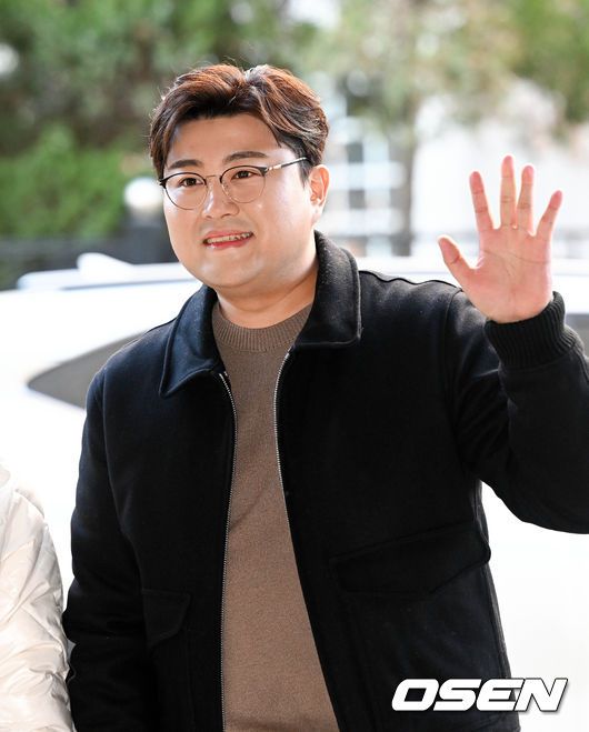 [OSEN=조은정 기자]가수 김호중이 녹음실로 출근하며 포즈를 취하고 있다. 2022.12.22 /cej@osen.co.kr