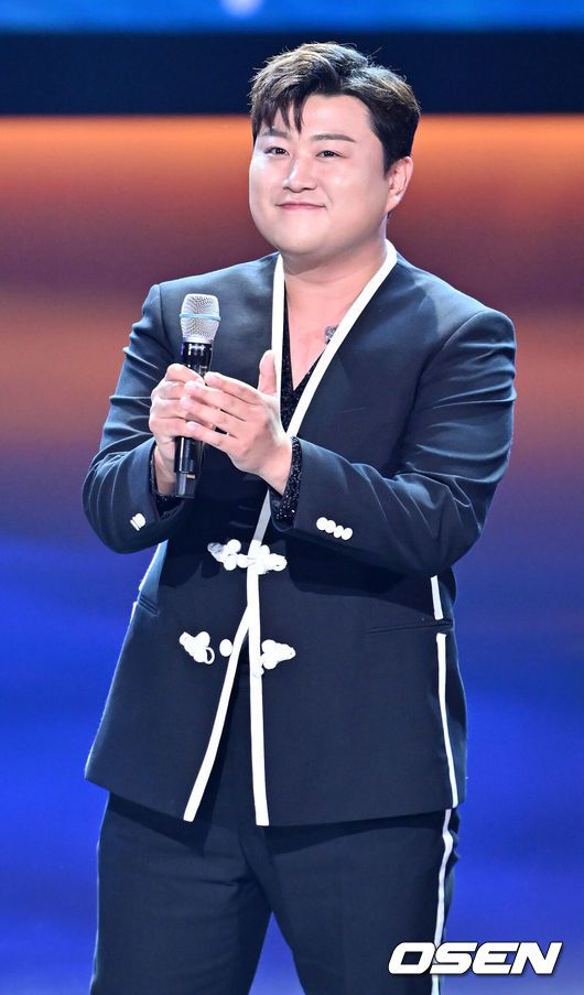 [OSEN=민경훈 기자] 21일 오후 서울 여의도 KBS홀에서 '서울드라마어워즈 2023'  레드카펫 및 본식 행사가 진행됐다.올해로 18회를 맞이한 서울드라마어워즈는 한국방송협회가 주최하는 국제 드라마 시상식으로, 국가와 지역 상관없이 모든 작품을 심사한다.가수 김호중이 축하무대에서 열창을 한 후 박수를 치고 있다. 2023.09.21 / rumi@osen.co.kr