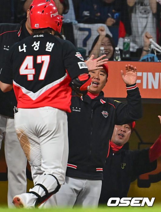 [OSEN=창원, 이석우 기자] 17일 창원NC파크에서 2024 신한 SOL 뱅크 KBO 리그 NC 다이노스와 KIA 타이거즈의 경기가 열렸다. 선두 KIA와 승차가 불과 1경기 차인 NC는 김시훈이 선발 출전하고 KIA는 김건국이 올랐으나 1이닝 2피안타 1실점으로 물러났다.KIA 타이거즈 나성범이 9회초 무사 1루 좌월 2점 홈런을 치고 이범호 감독과 하이파이브를 하고 있다. 2024.05.17 / foto0307@osen.co.kr