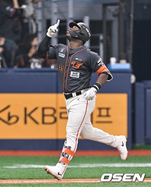 [OSEN=고척, 박준형 기자]6회초 1사 한화 페라자가 솔로홈런을 날린뒤 홈을 밟고 있다.2024.04.06 / soul1014@osen.co.kr