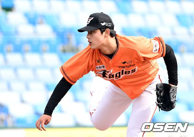 [OSEN=대전, 최규한 기자] 프로야구 한화 이글스가 2024 시즌을 앞두고 7일 대전 한화생명이글스파크에서 자체 평가전을 가졌다.3회말 한화 선발 문동주가 힘차게 공을 뿌리고 있다. 2024.03.07 / dreamer@osen.co.kr