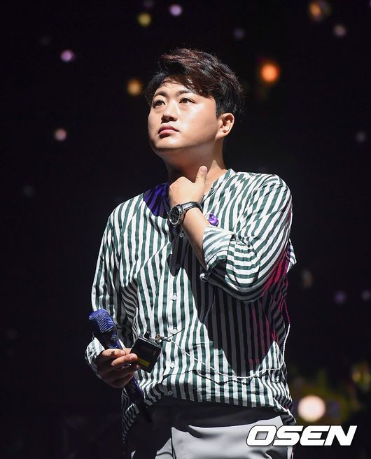 [OSEN=조은정 기자]15일 오전 서울 강서구 KBS아레나에서 가수 김호중의 첫 단독 팬미팅 ‘우리家 처음으로’ 리허설 현장 공개 행사가 열렸다.김호중이 리허설을 하고 있다. /cej@osen.co.kr