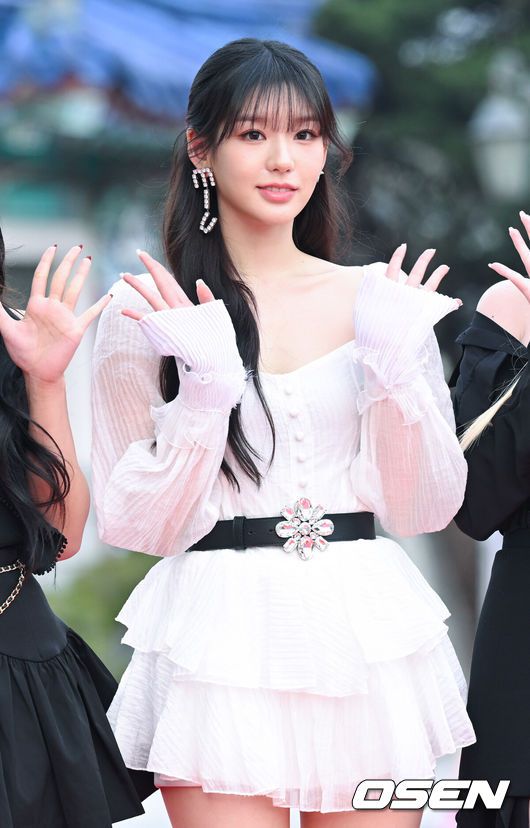 [OSEN=이대선 기자] 27일 오후 서울 경희대학교 평화의 전당에서 '2024 유니버설 슈퍼스타 어워즈' 레드카펫 행사가 진행됐다.'2024 USA'는 글로벌 스탠더드 K팝 차트 'KM차트'와 'doohub'가 주최하고 사단법인 한국매니지먼트연합이 주관하는 시상식이다.그룹 시크릿넘버 수담이 레드카펫을 밟고 있다. 2024.03.27 /sunday@osen.co.kr