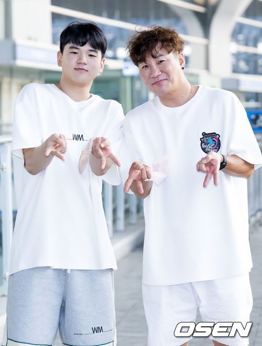 [OSEN=인천공항, 민경훈 기자]윤민수-윤후 부자가 출국장으로 향하며 포즈를 취하고 있다. 2022.08.04 /rumi@osen.co.kr