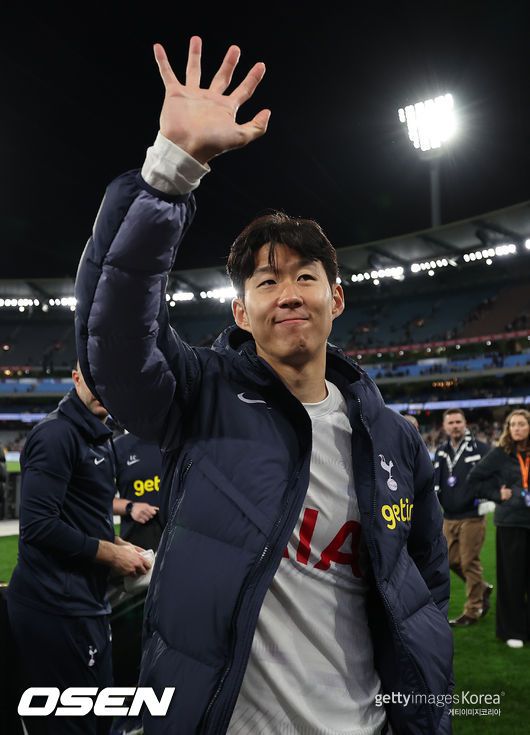[OSEN=서울, 박준형 기자] 21일 서울월드컵경기장에서 2026 북중미 월드컵 아시아 지역 2차 예선 C조 3차전 대한민국과 태국의 경기가 열렸다.  대한민국 손흥민이 전반 선제골을 성공시키고 찰칵 세리머니를 하고 있다. 2024.03.21 / soul1014@osen.co.kr