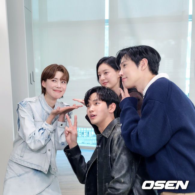 [사진=테오(TEO) 제공] '살롱드립2'에 출연한 드라마 '눈물의 여왕' 출연진 김수현(중앙 왼쪽부터), 김지원, 박성훈이 MC 장도연(맨 왼쪽)과 함께 기념 사진을 남겼다.